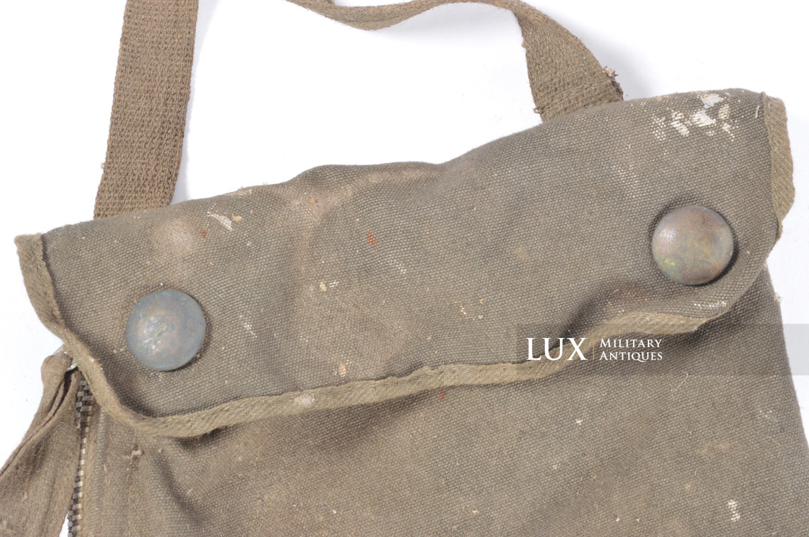 Late-war German paratrooper gas mask carrying bag, « woodwork find / Normandy » - photo 8