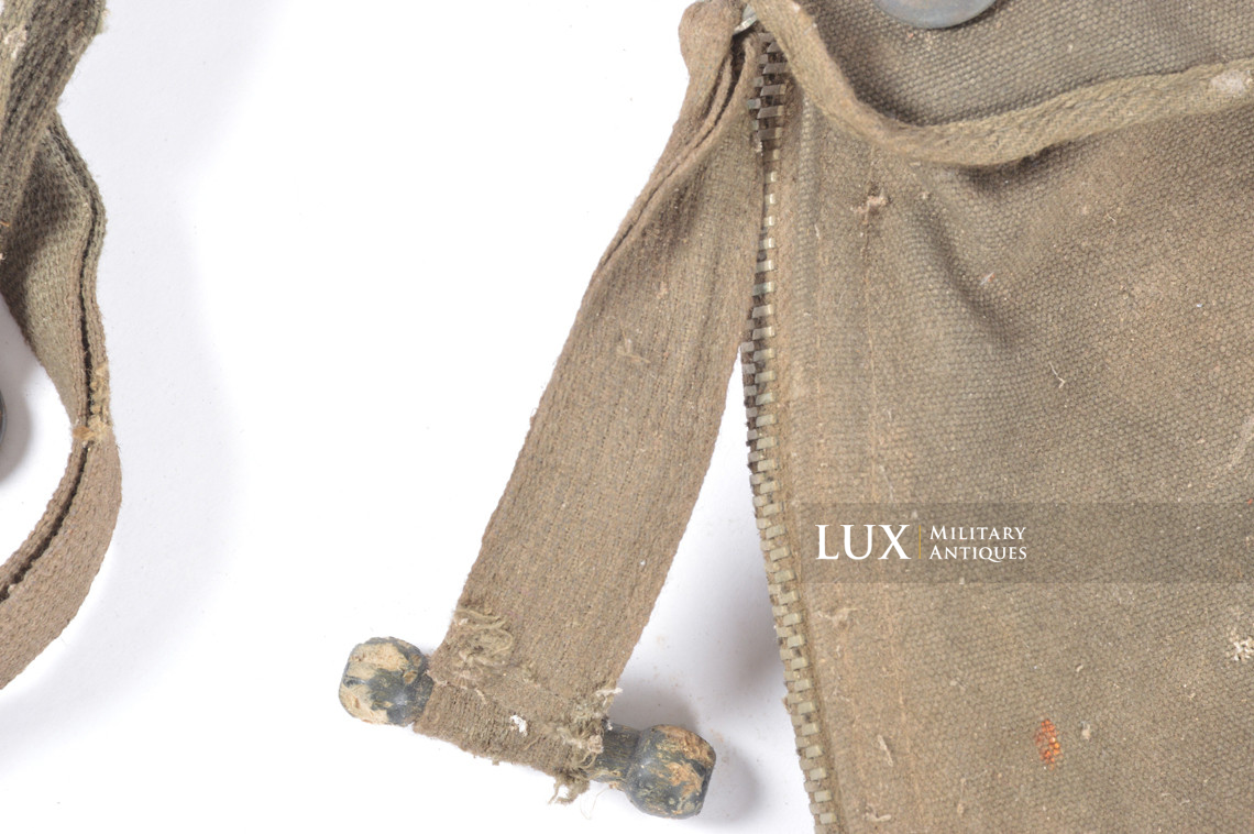 Late-war German paratrooper gas mask carrying bag, « woodwork find / Normandy » - photo 10