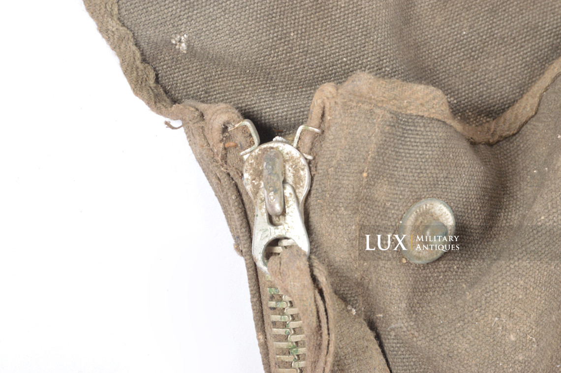 Late-war German paratrooper gas mask carrying bag, « woodwork find / Normandy » - photo 15