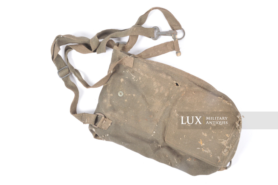 Late-war German paratrooper gas mask carrying bag, « woodwork find / Normandy » - photo 16