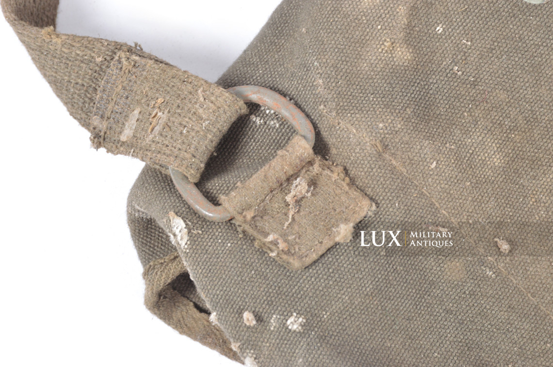 Late-war German paratrooper gas mask carrying bag, « woodwork find / Normandy » - photo 17