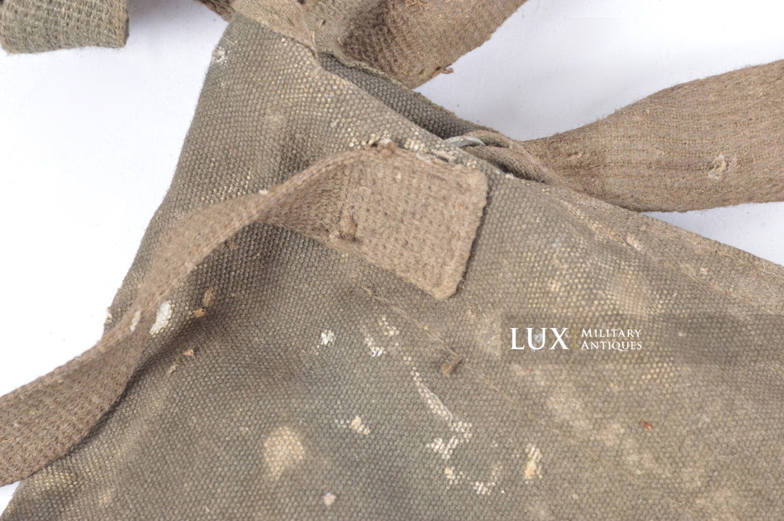 Late-war German paratrooper gas mask carrying bag, « woodwork find / Normandy » - photo 18