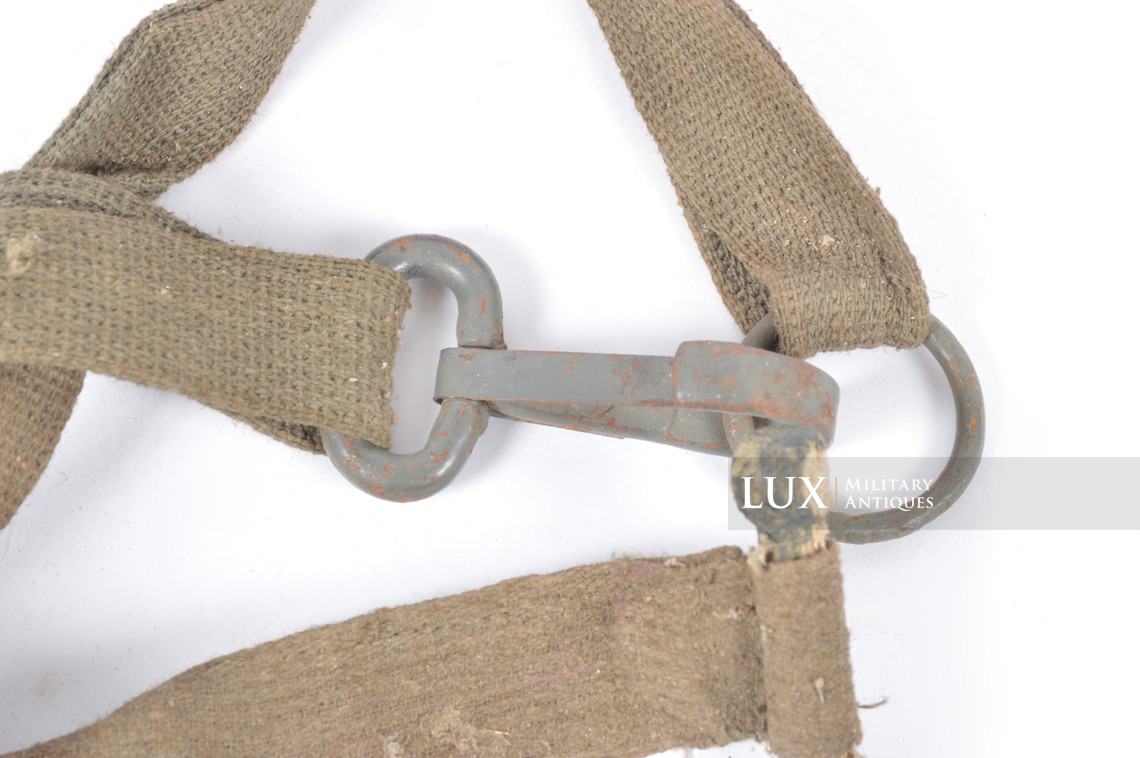 Late-war German paratrooper gas mask carrying bag, « woodwork find / Normandy » - photo 21