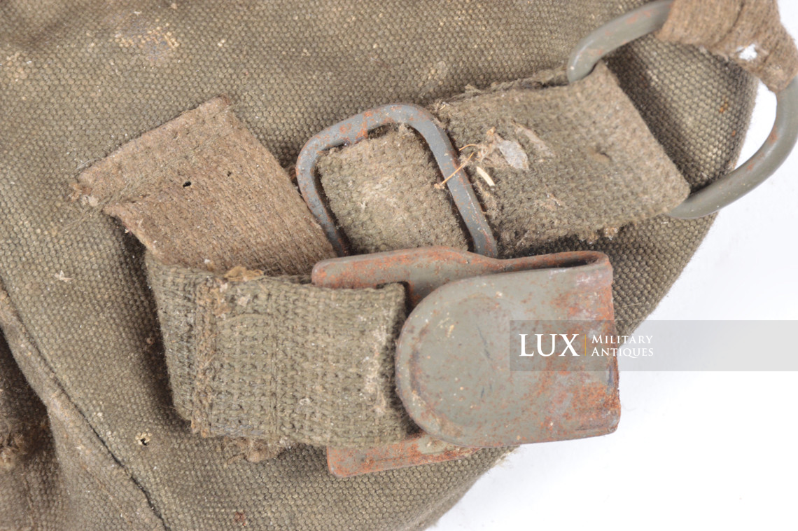 Late-war German paratrooper gas mask carrying bag, « woodwork find / Normandy » - photo 22