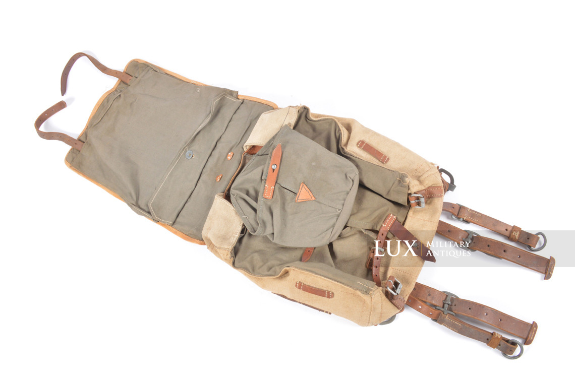 Unissued late-war German combat medics backpack - photo 22
