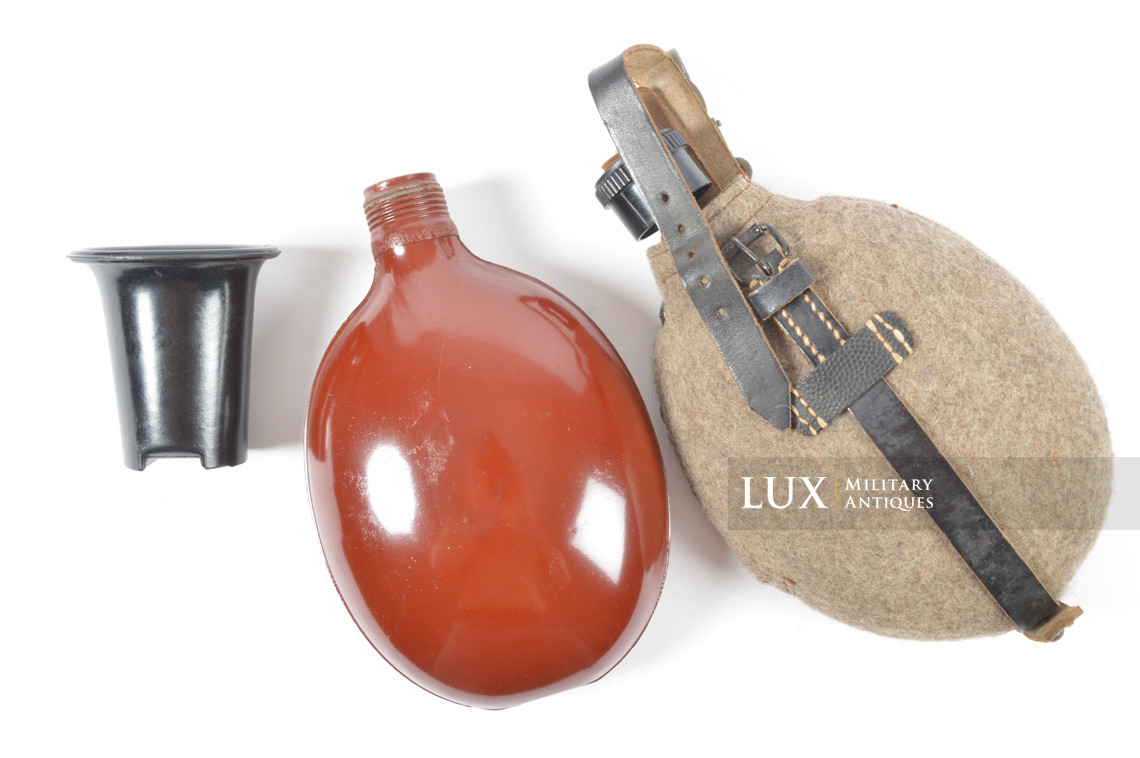 Unissued late-war German canteen - photo 12
