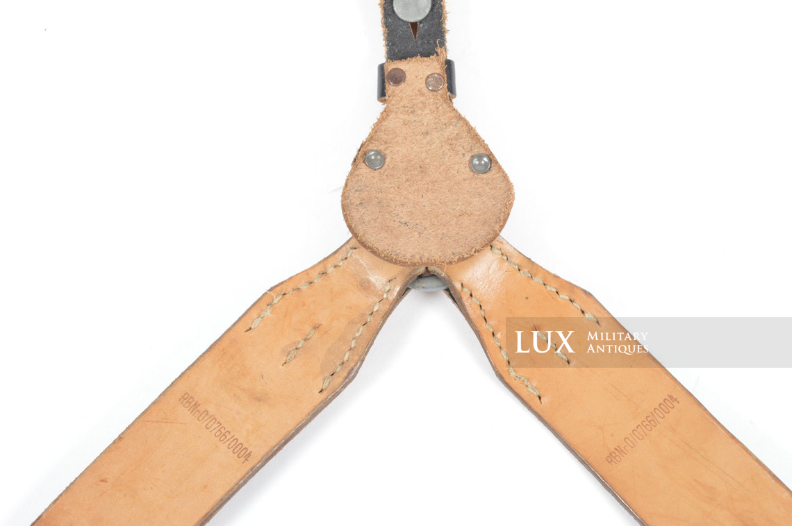 Unissued late-war Heer / Waffen-SS Y-straps, riveted construction, « RBNr » - photo 17