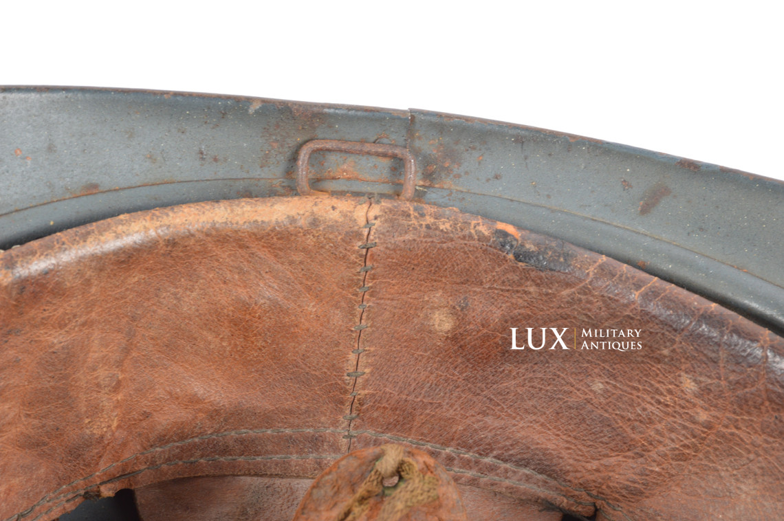Casque français Adrian M1915 infanterie, nominatif, « impacté » - photo 23