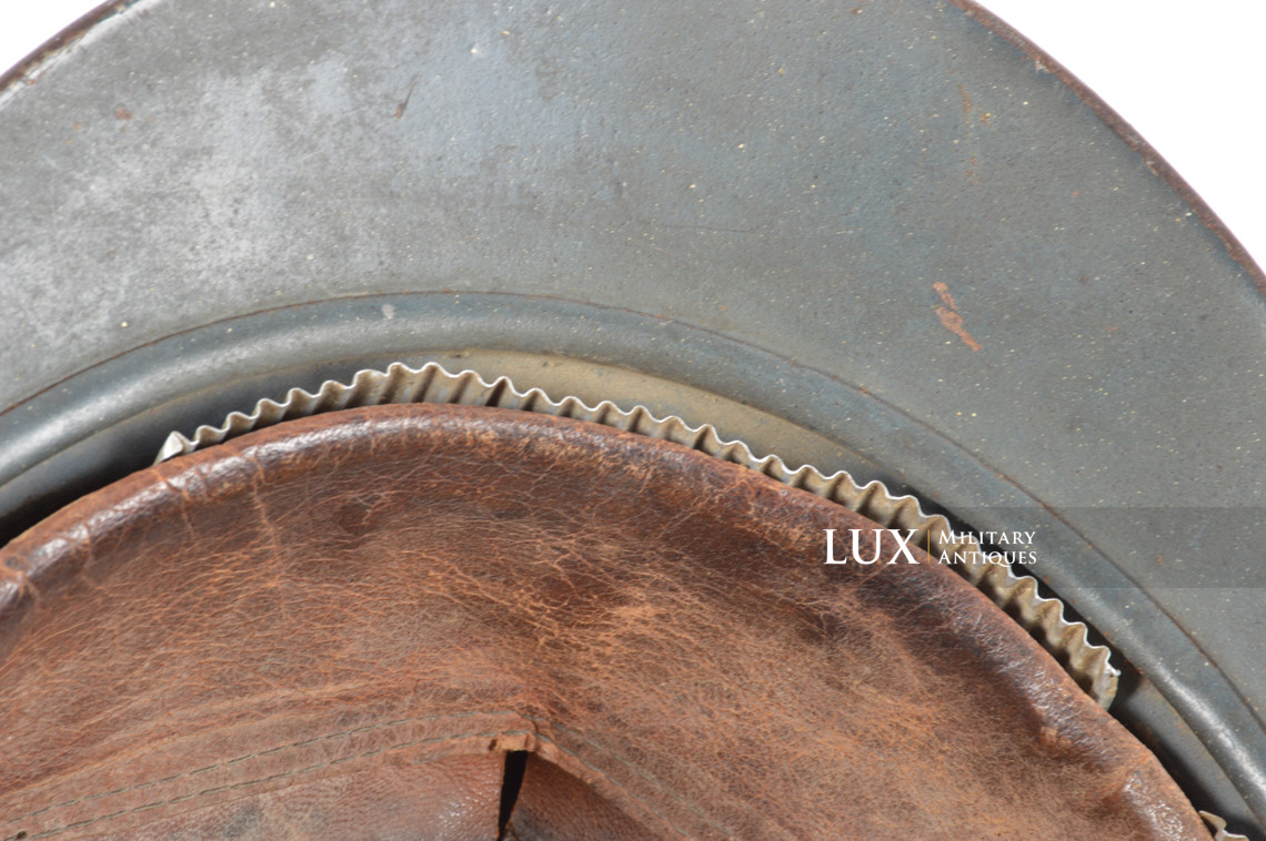 Casque français Adrian M1915 infanterie, nominatif, « impacté » - photo 24