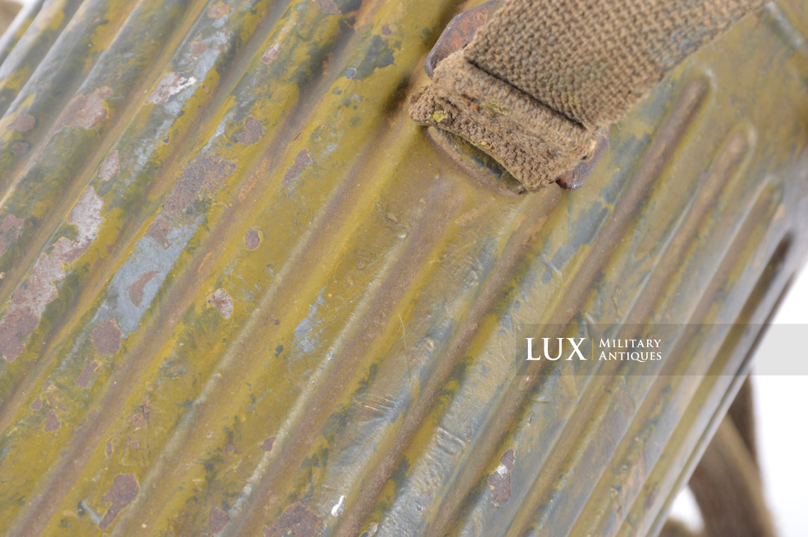 Unique German tan / green camouflage gas mask canister set, « named » - photo 34