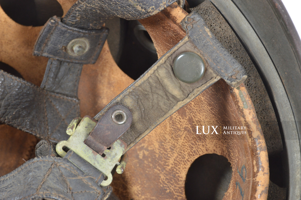 Casque parachutiste allemand M38 camouflé deux tons, « impacté » - photo 57