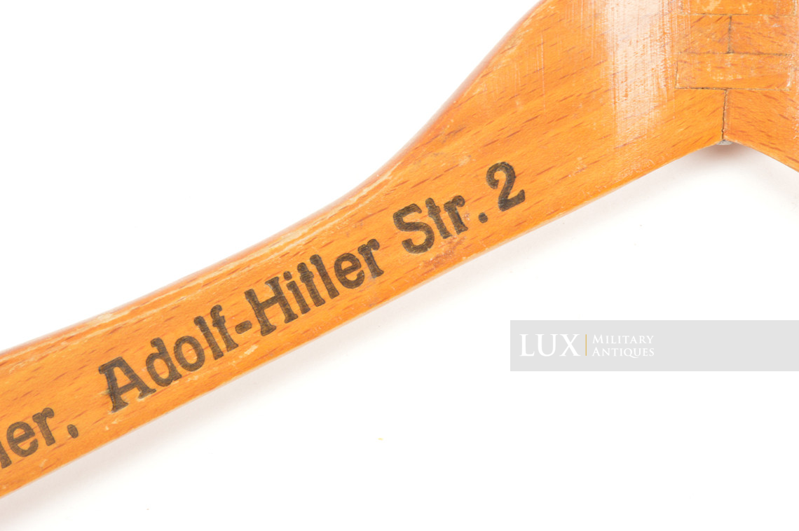 Cintre à vêtement allemand d’époque, « Adolf-Hitler Str.2 » - photo 8