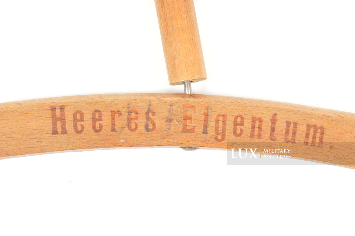 Cintre à vêtement allemand d’époque, « Heeres-Eigentum » - photo 9