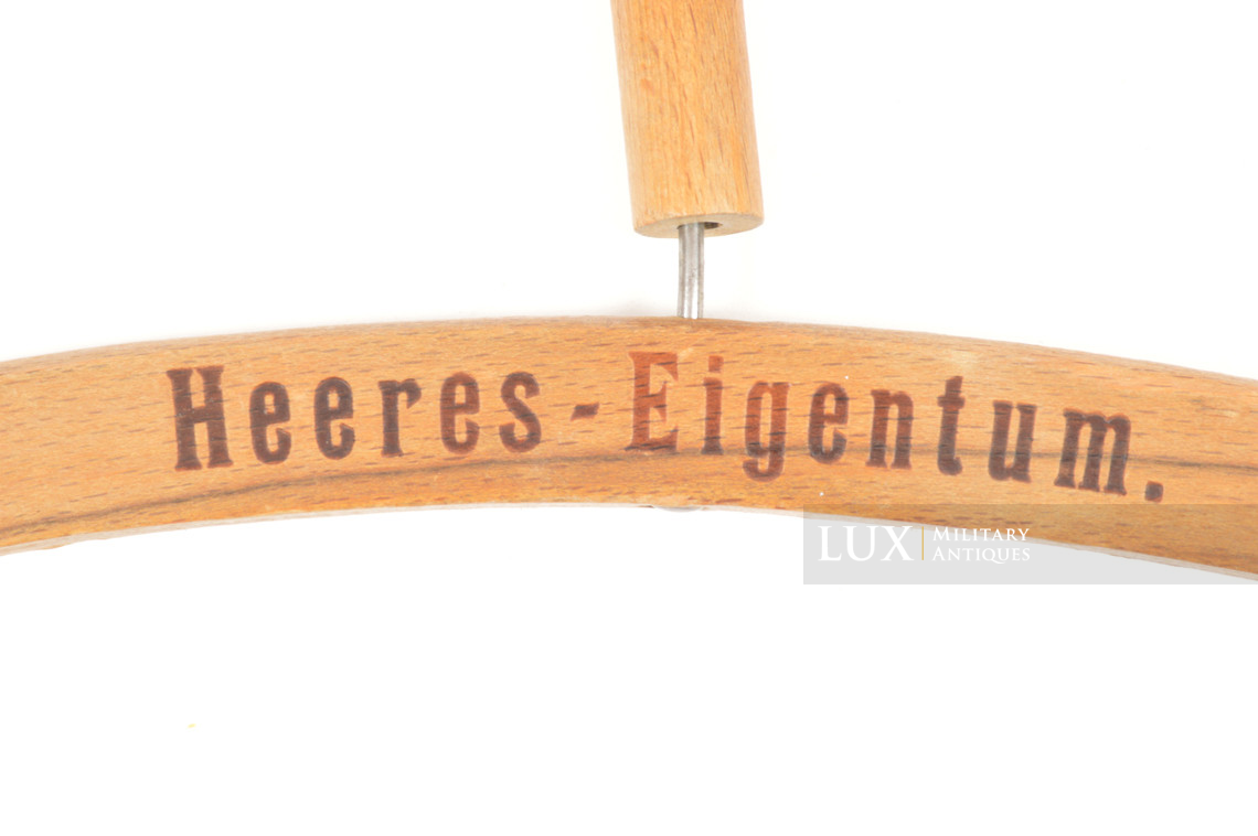 Cintre à vêtement allemand d’époque, « Heeres-Eigentum » - photo 7
