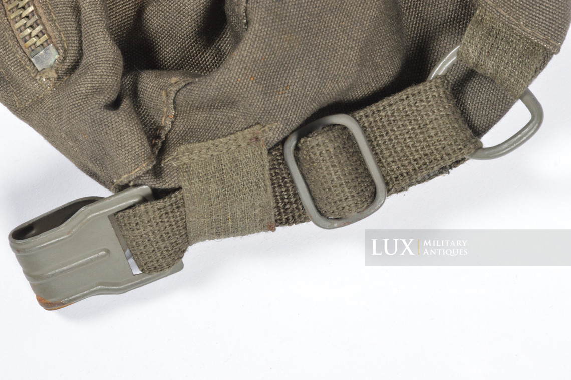 Late-war German paratrooper gas mask carrying bag, « ebd » - photo 9