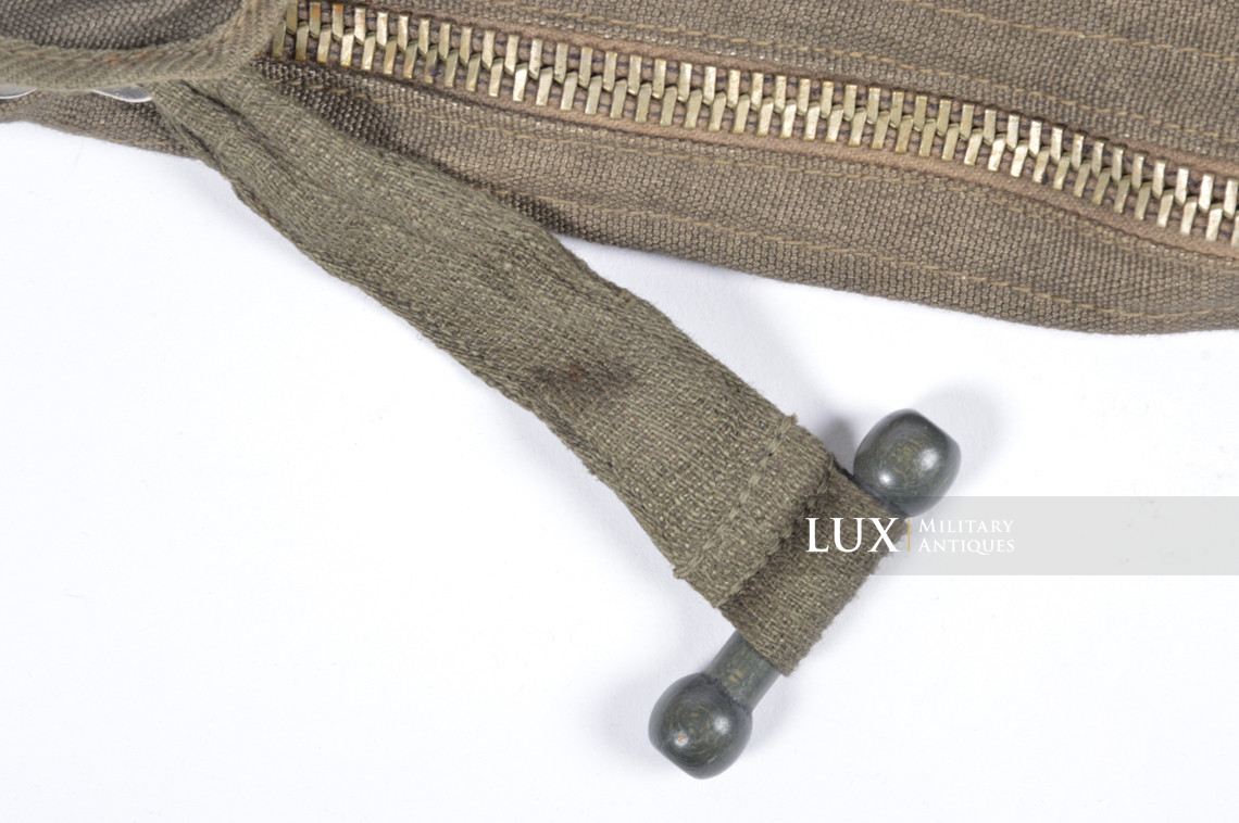 Late-war German paratrooper gas mask carrying bag, « ebd » - photo 11