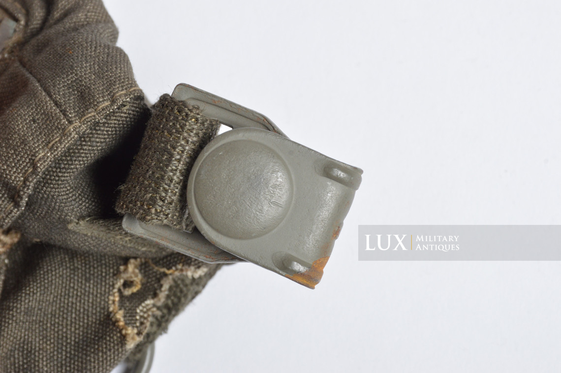 Late-war German paratrooper gas mask carrying bag, « ebd » - photo 27