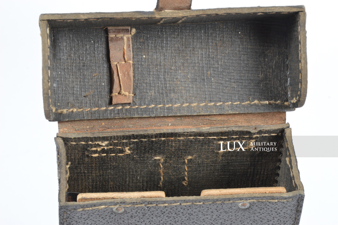 MG34/42 gunner's belt pouch in black pressed cardboard, « epf 1944 » - photo 18