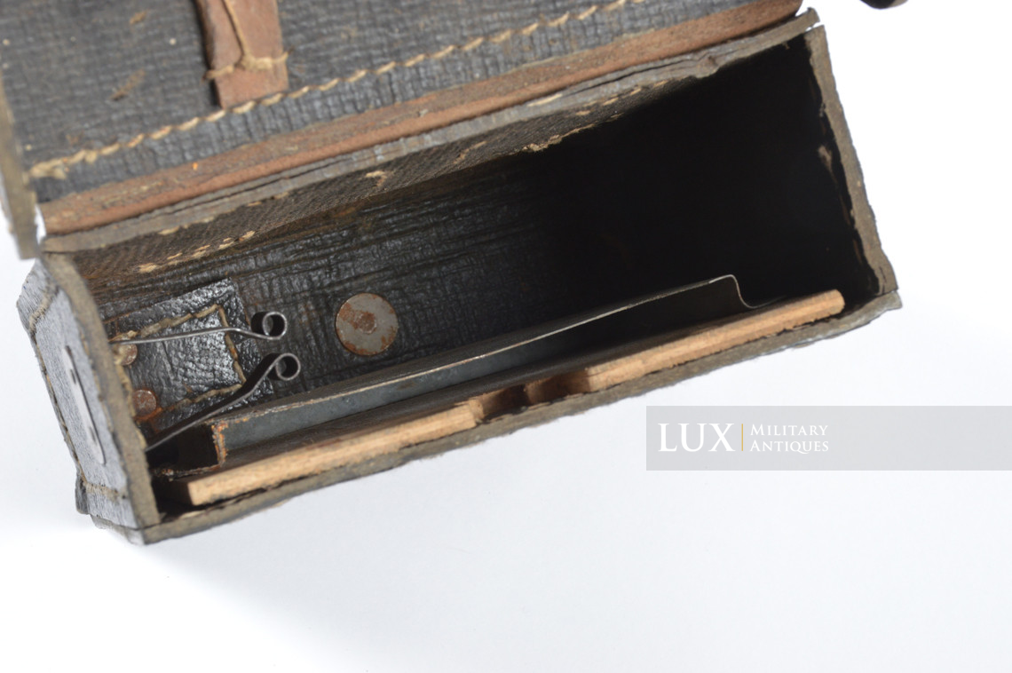MG34/42 gunner's belt pouch in black pressed cardboard, « epf 1944 » - photo 19