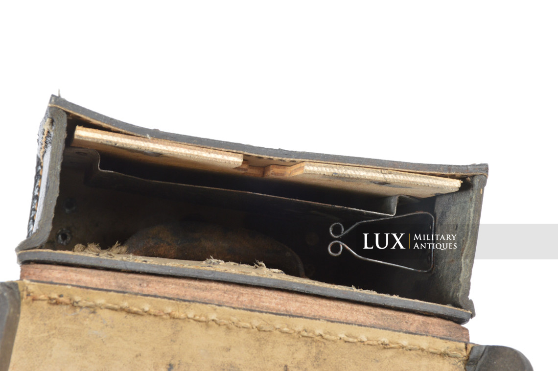 MG34/42 gunner's belt pouch in black and tan pressed cardboard, « oaz4 » - photo 18