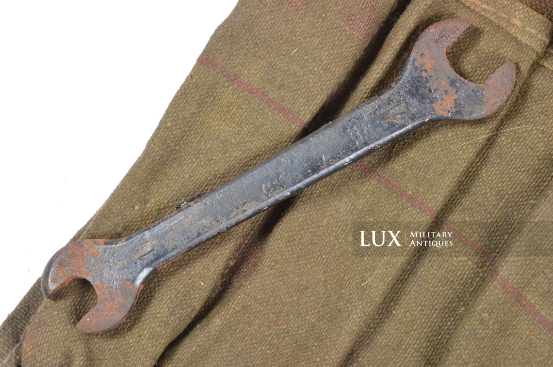 Late-war German light vehicle tool roll - photo 8
