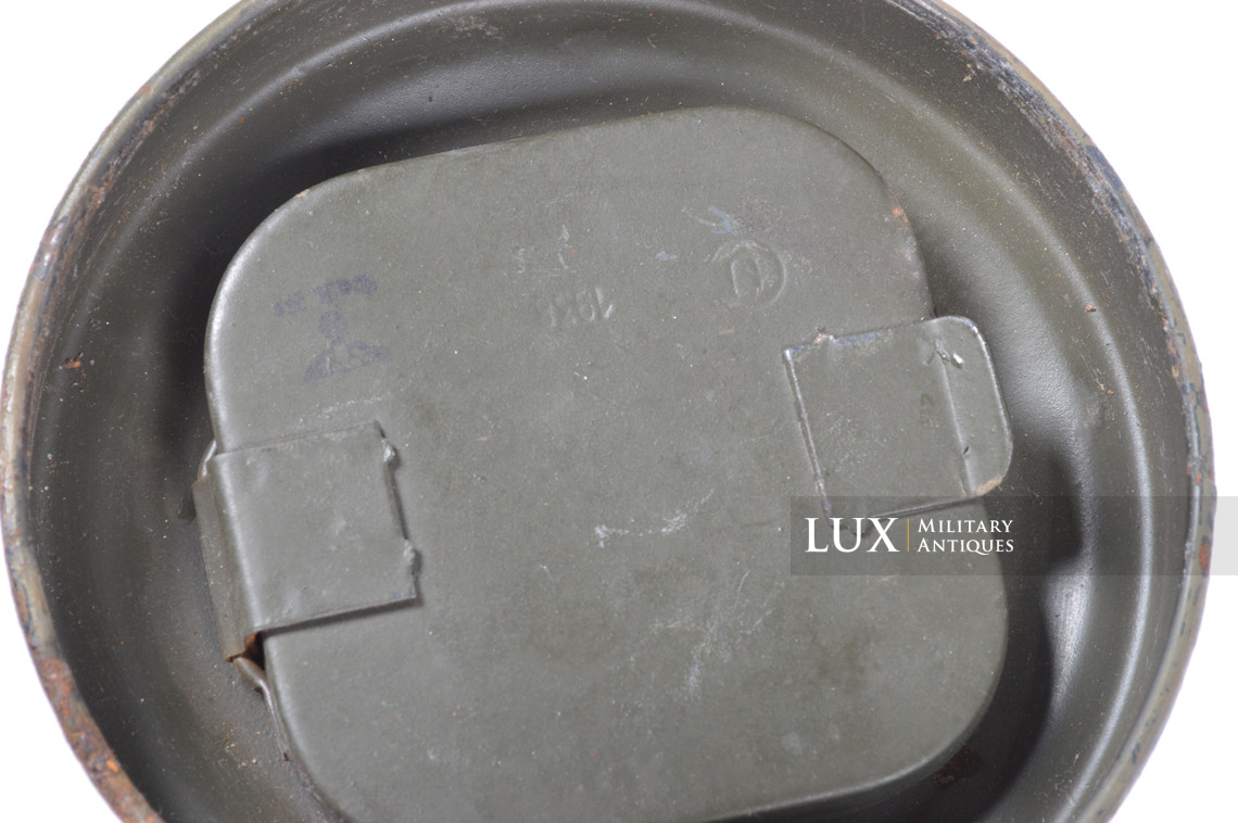 German three-tone camouflage gas mask canister, « named / Paris » - photo 31