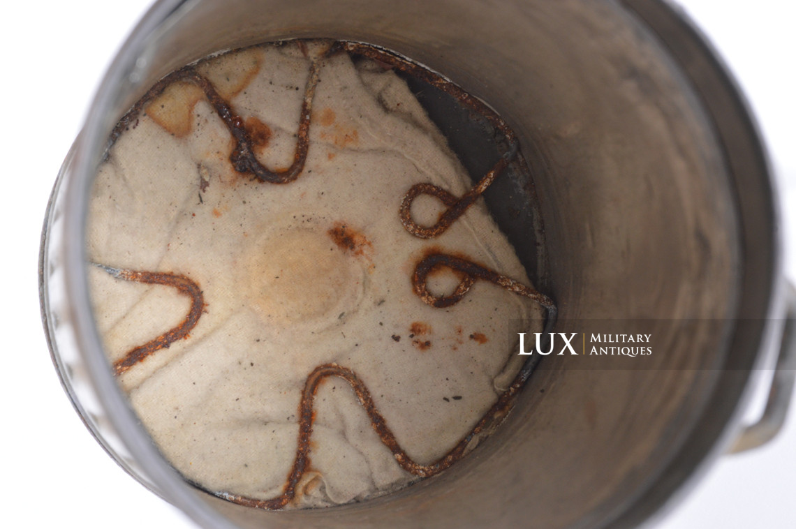 German three-tone camouflage gas mask canister, « named / Paris » - photo 33