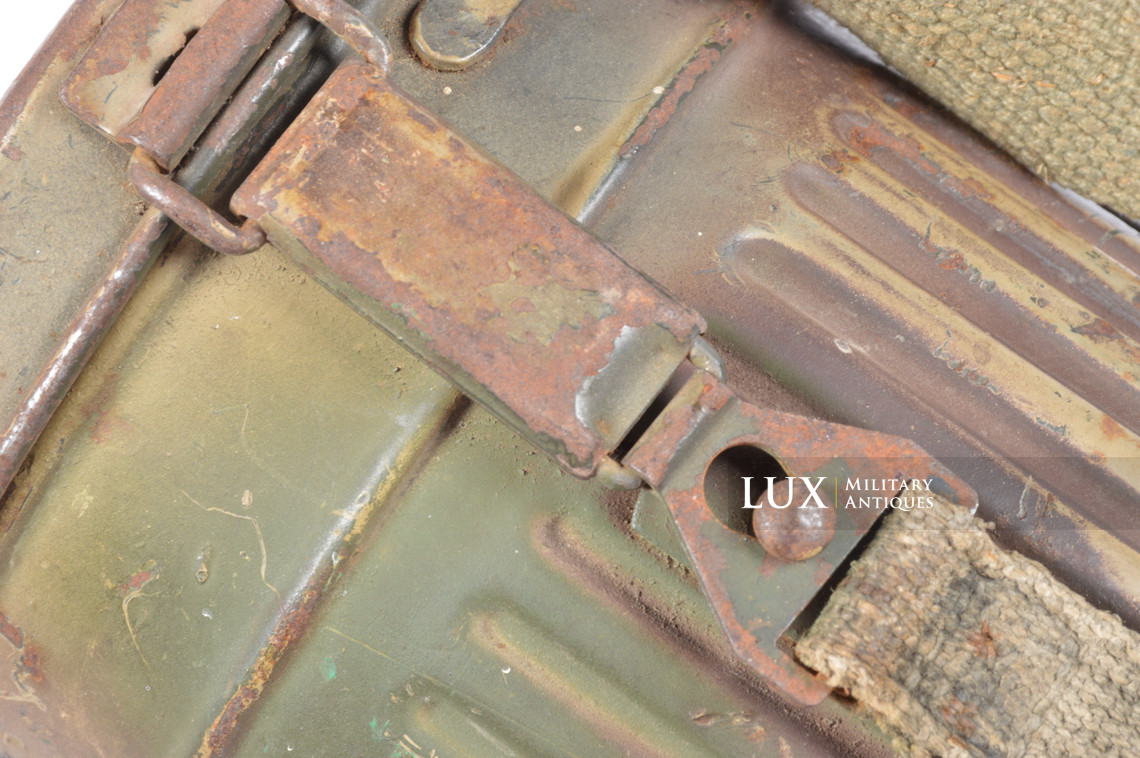 German three-tone camouflage gas mask canister, « Normandy / as-found » - photo 18