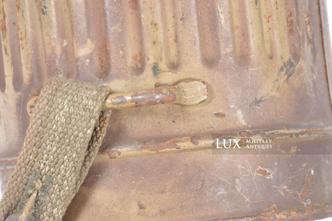 German three-tone camouflage gas mask canister, « Normandy / as-found » - photo 22
