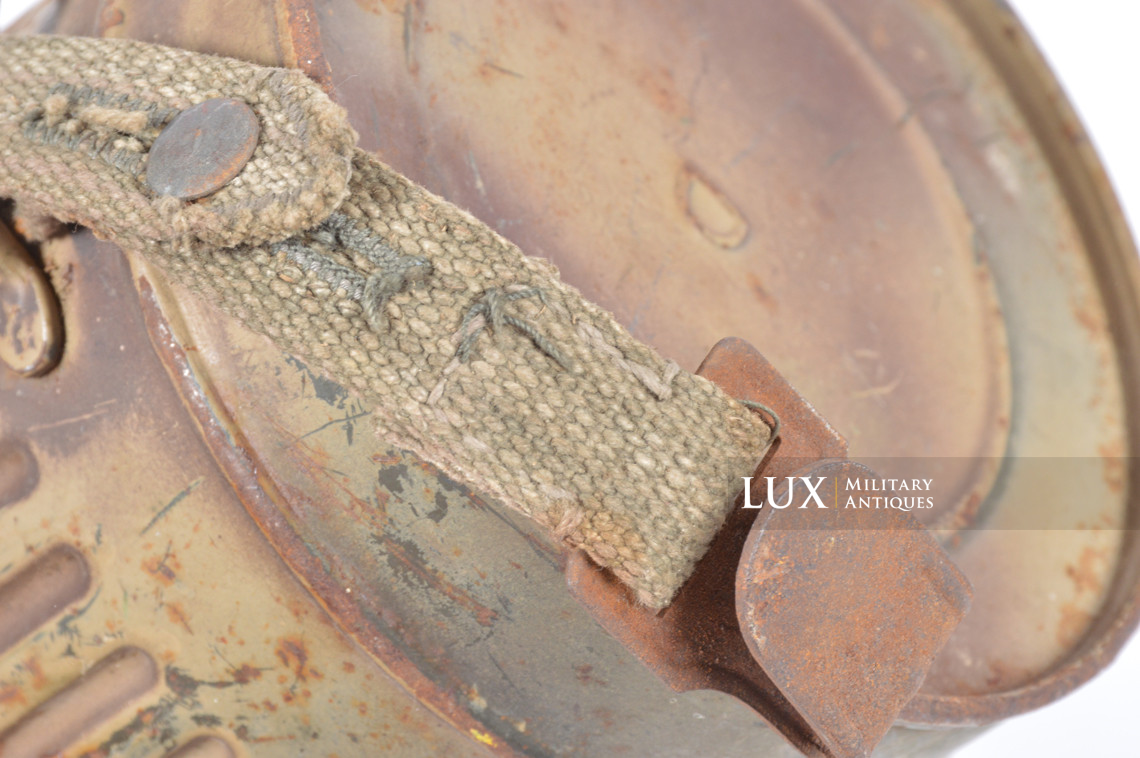 German three-tone camouflage gas mask canister, « Normandy / as-found » - photo 23
