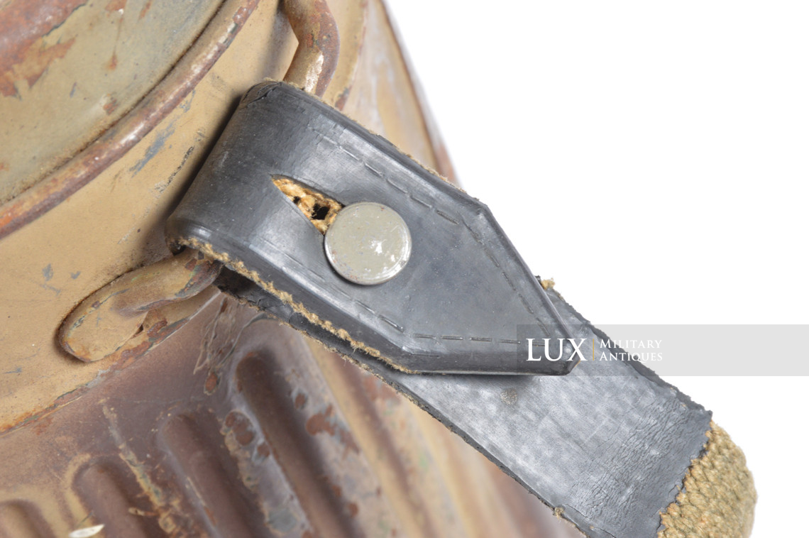German three-tone camouflage gas mask canister, « Normandy / as-found » - photo 24