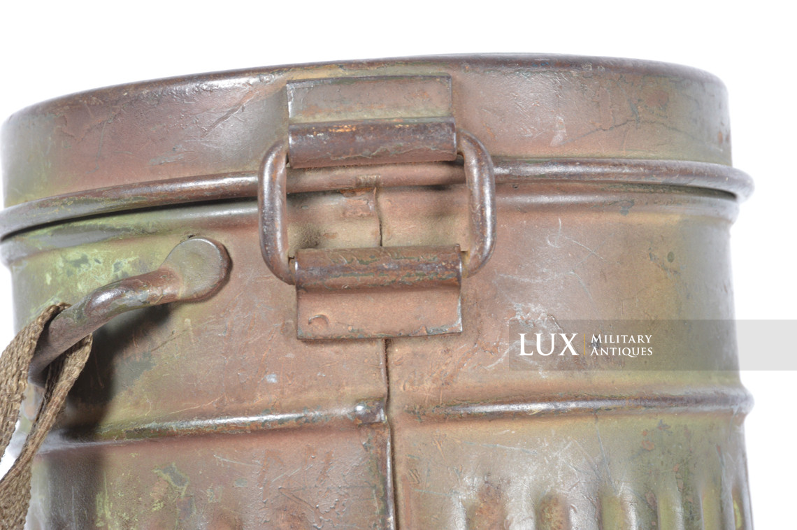 German three-tone camouflage gas mask canister set, « named / flak unit marked » - photo 22