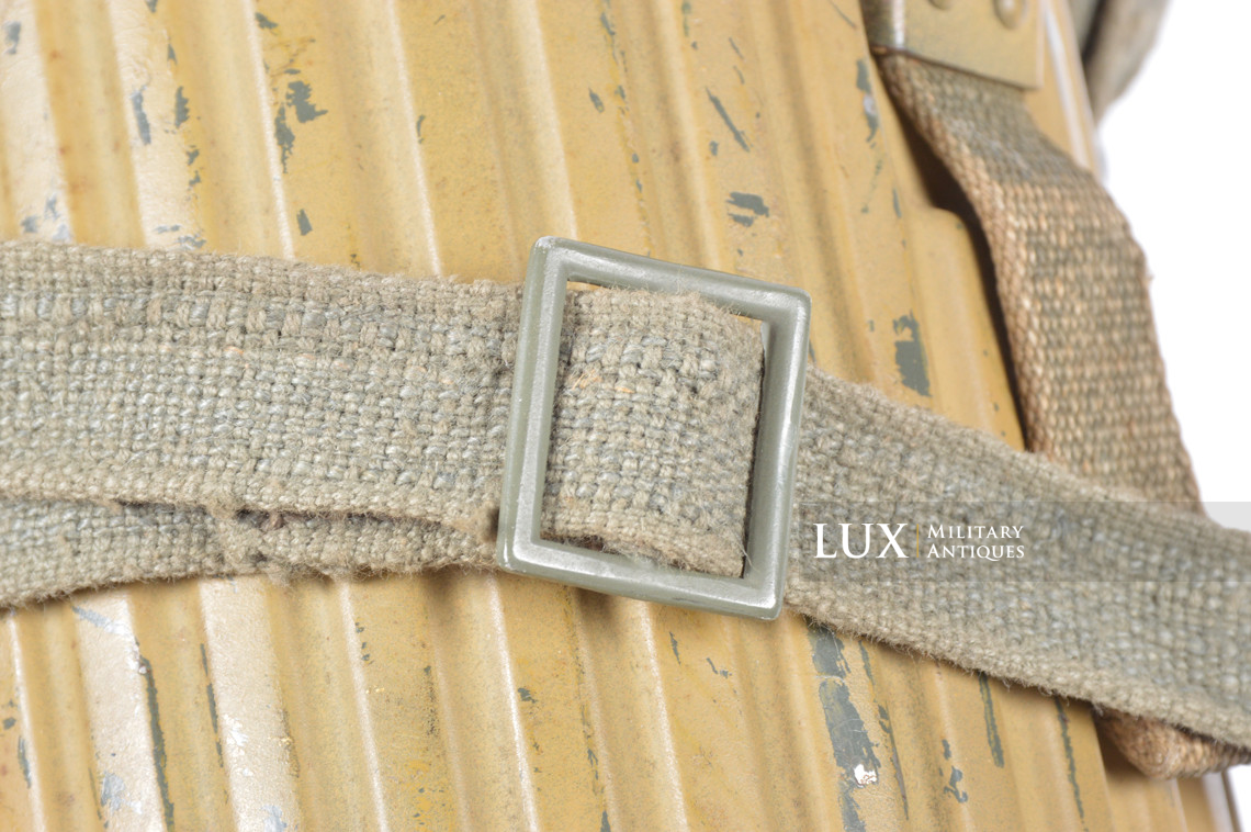 German early short tan camouflage gas mask canister - photo 28