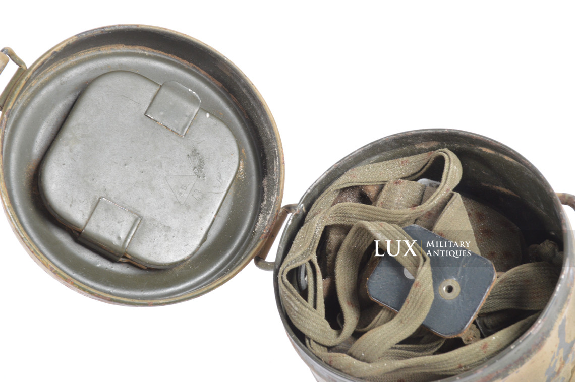 German two-tone camouflage gas mask canister - photo 34