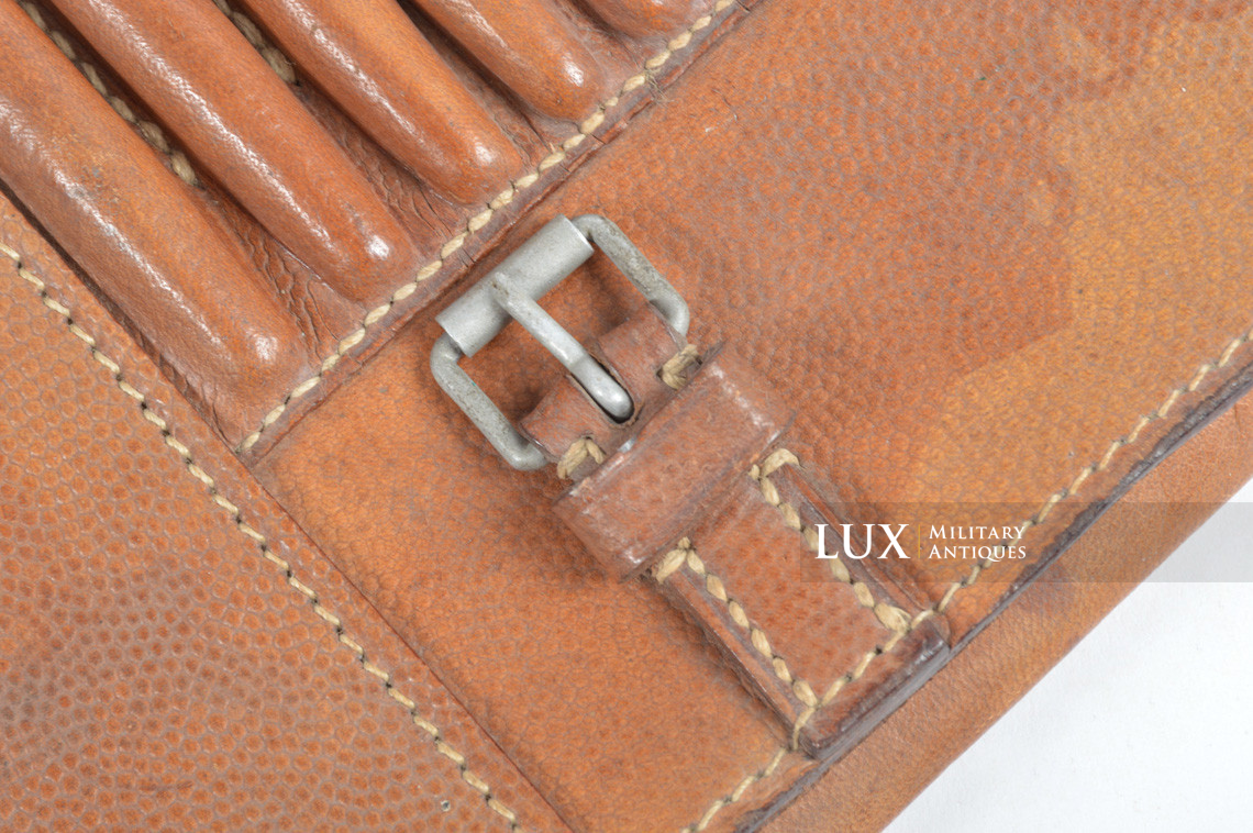 Porte cartes précoce en cuir brun naturel, « 1939 » - photo 16