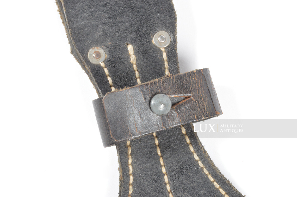 Unissued late-war German k98 bayonet frog, « cgn43 » - photo 8