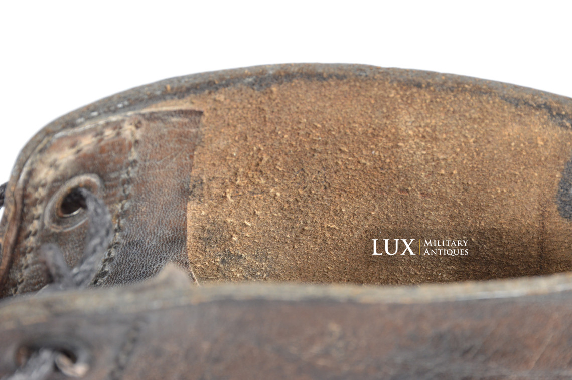 Paire de brodequins allemands fin de guerre en cuir noir - photo 26