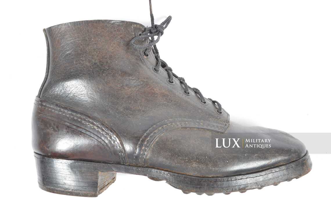Paire de brodequins allemands fin de guerre en cuir noir - photo 9