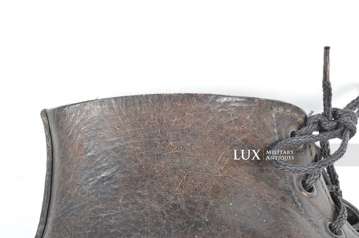Paire de brodequins allemands fin de guerre en cuir noir - photo 10