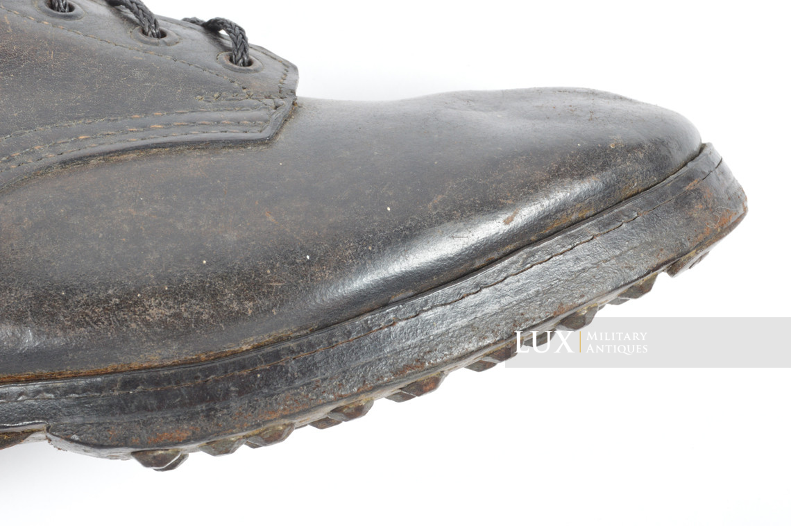 Paire de brodequins allemands fin de guerre en cuir noir - photo 12