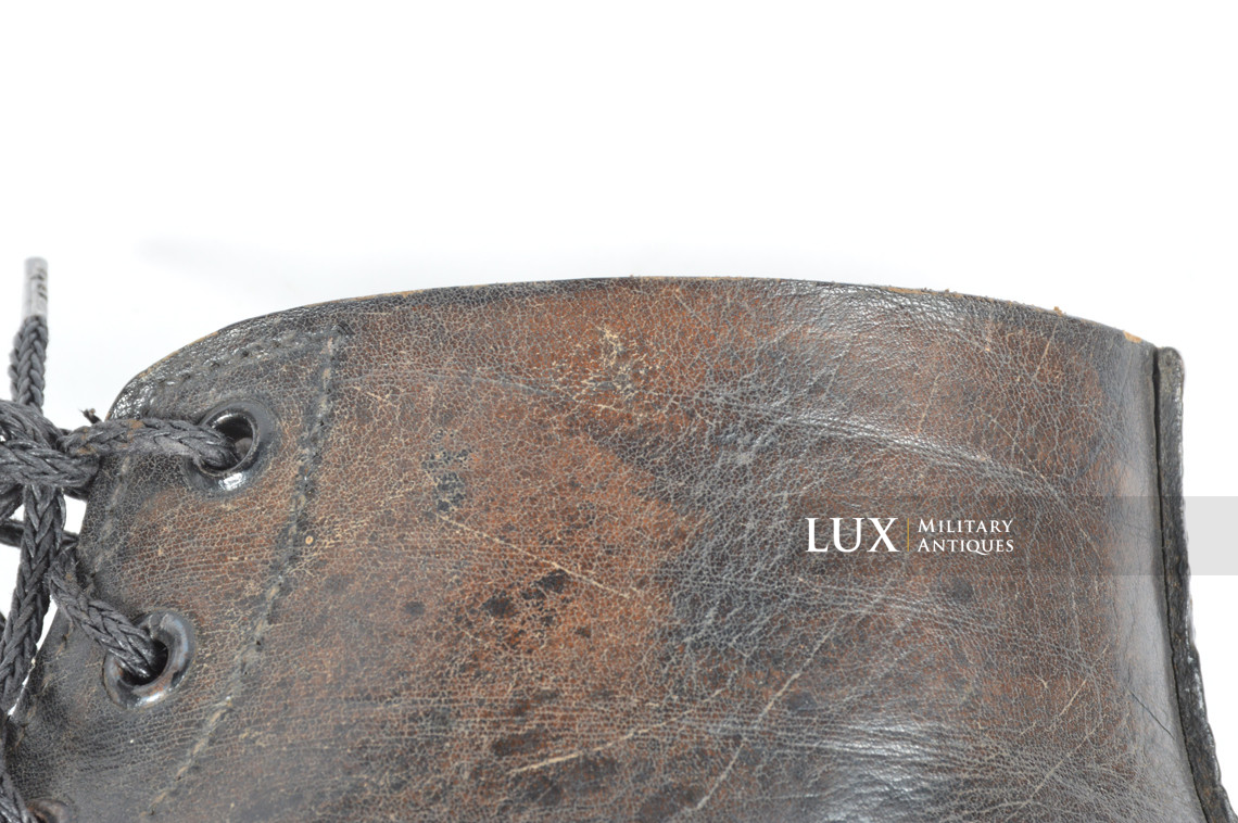 Paire de brodequins allemands fin de guerre en cuir noir - photo 14