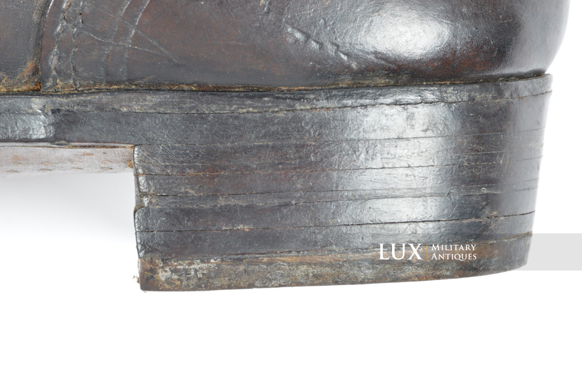 Paire de brodequins allemands fin de guerre en cuir noir - photo 17