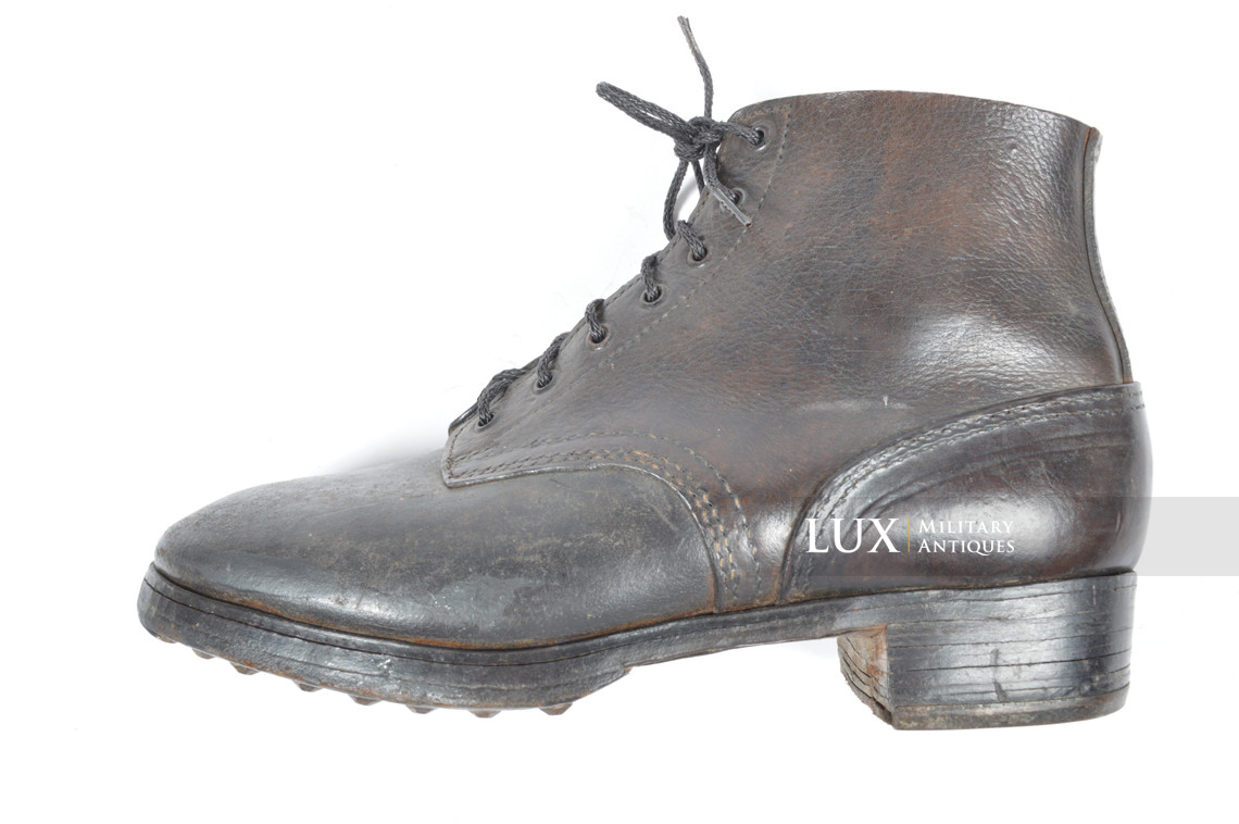 Paire de brodequins allemands fin de guerre en cuir noir - photo 24