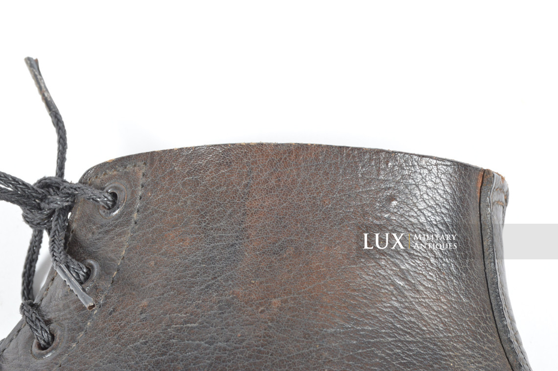 Paire de brodequins allemands fin de guerre en cuir noir - photo 25