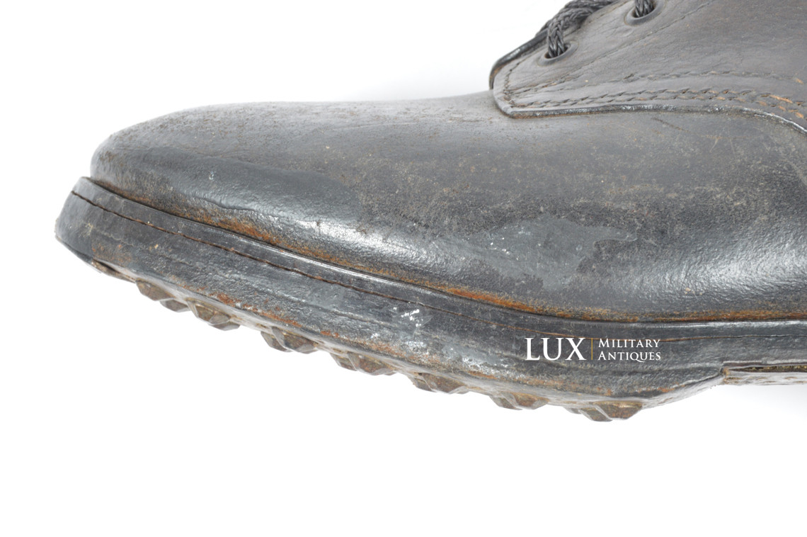 Paire de brodequins allemands fin de guerre en cuir noir - photo 29